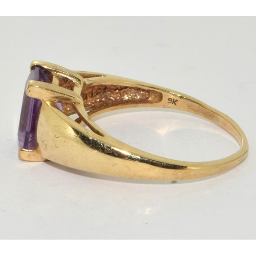 286 - 9ct Gold Ladies Amethyst Ring. Size R