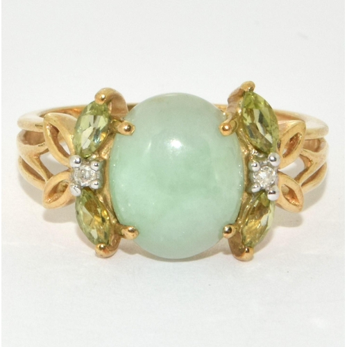 301 - 9ct Gold Ladies Diamond Peridot  & Cabochon Jade Ring. Size M