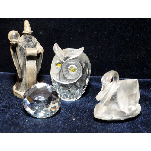 88 - Small collection of Swarovski figures to include an owl and a swan, also includes a number of mirror... 