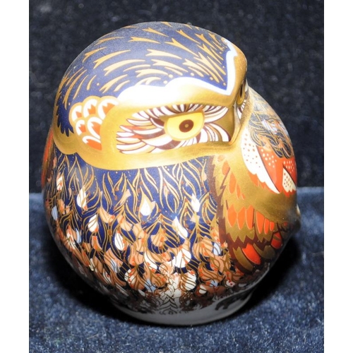 89 - Royal Crown Derby imari paperweight - Little Owl with special 21st anniversary gold stopper.