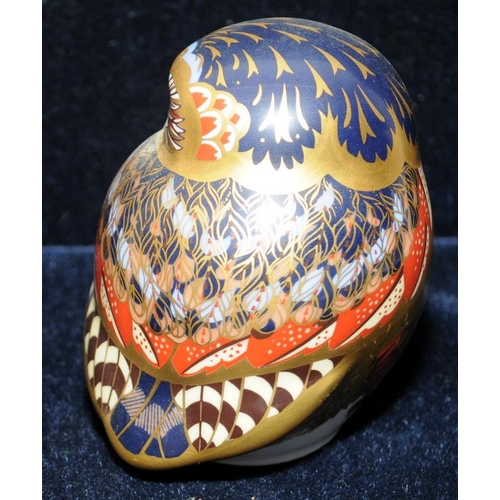 89 - Royal Crown Derby imari paperweight - Little Owl with special 21st anniversary gold stopper.