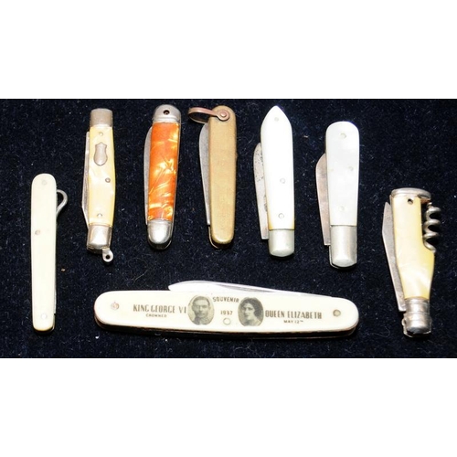 95 - A collection of vintage folding fruit knives etc. to include silver bladed examples. Total 8 in lot