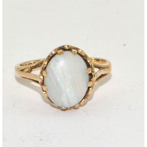 289 - An opal 9ct gold ring Size L