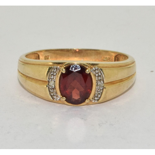 277 - A Garnet/Diamond 2.7g 10ct gold ring Size W