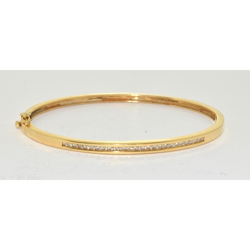 331 - Diamond set 18ct gold bracelet, 12.8g approx 0.60points.