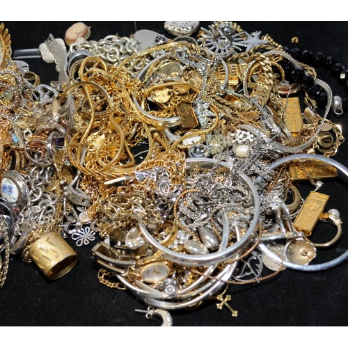 298 - A bag of costume jewellery.