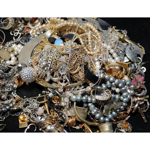 306 - A bag of costume jewellery.