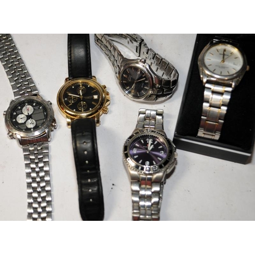 302 - A small collection of ladies and gents fashion watches