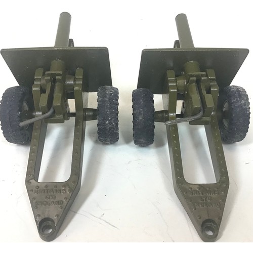 60 - Britains 2 x 25 pdr. gun howitzers.