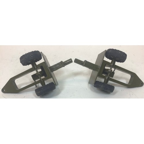 60 - Britains 2 x 25 pdr. gun howitzers.