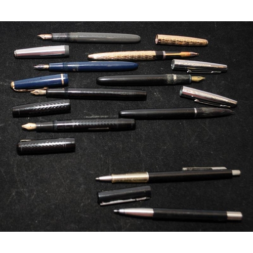 227 - Collection of vintage fountain pens to include Parker Slimfold, Onoto, Swan etc, some with 14ct nibs... 