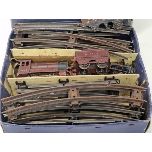 255 - Hornby vintage clockwork M1 Goods train set boxed includng key. Locomotive does run when wound but n... 