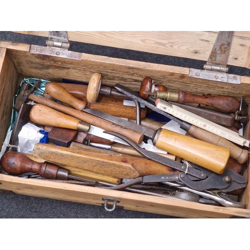 250 - Wooden lidded box containing a collection of vintage carpenters work tools.