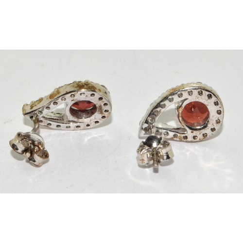 184 - Garnet ring and matching earrings, Size M