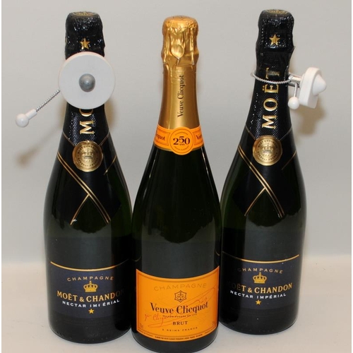 39 - 3 mixed bottles of Champagne Moet, Moet and Veuve Clicquot ref 94, 98, 99