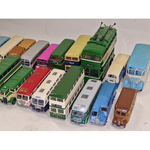 319 - Large group of unboxed play worn vintage and modern die cast coaches/buses (33).