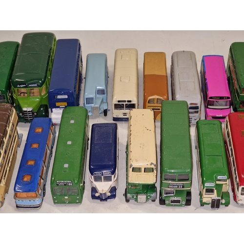 319 - Large group of unboxed play worn vintage and modern die cast coaches/buses (33).