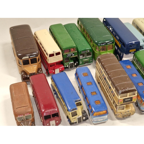 319 - Large group of unboxed play worn vintage and modern die cast coaches/buses (33).