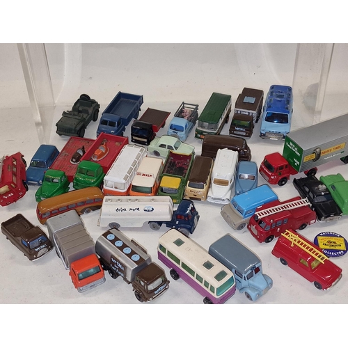 325 - Collection of vintage and modern boxed/unboxed die cast vehicles (37).