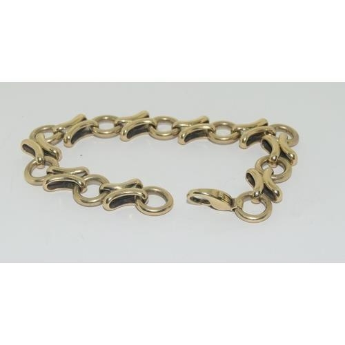 198 - 9ct gold fancy link designed bracelet 21cm ,35g, ref W