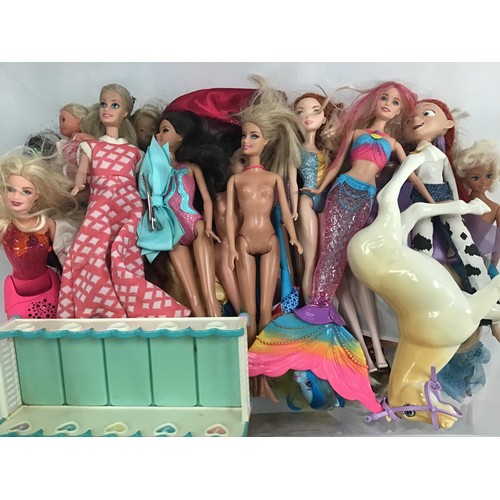 146 - Large quantity of Barbie Cindy and other dolls