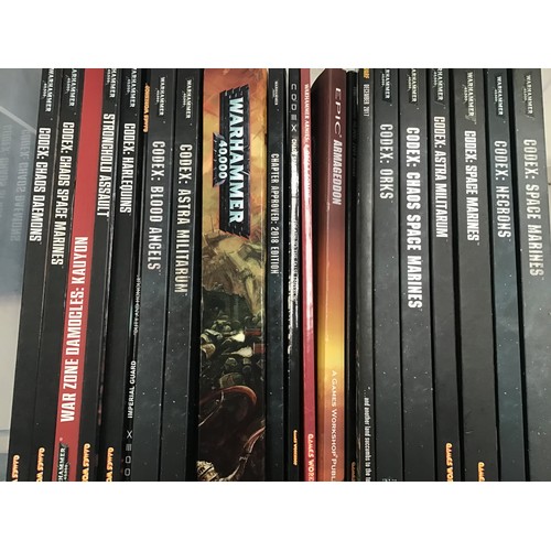 152 - Mixes collection of War Hammer kits and books unchecked