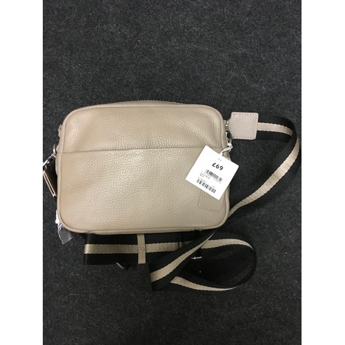 88 - A Clarkes Kierra sand colour shoulder bag (124)