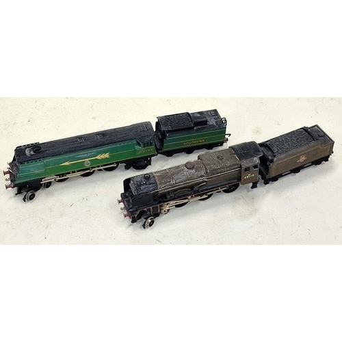 32 - Two OO Gauge locomotives and tenders to include British Railways Grenadier Guardsman 6p 46110 and Fi... 