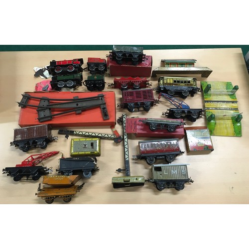 72 - Hornby O Gauge group to include 2 0-4-0 locomotives #3435 and #60985 with keys, wagons, trucks, cran... 