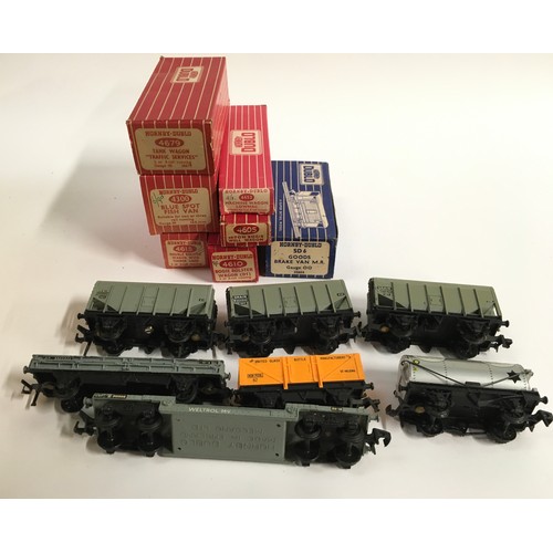 77 - Hornby Dublo group of boxed and unboxed wagons to include 4679 Traffic Services Tank Wagon, 4300 Blu... 