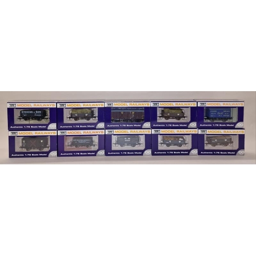 68 - Dapol Model Railways OO Gauge group of boxed wagons (10).