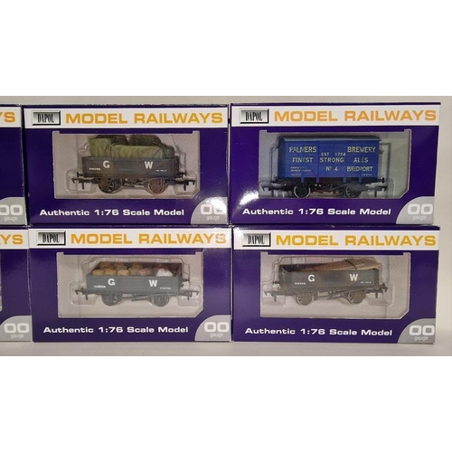 68 - Dapol Model Railways OO Gauge group of boxed wagons (10).