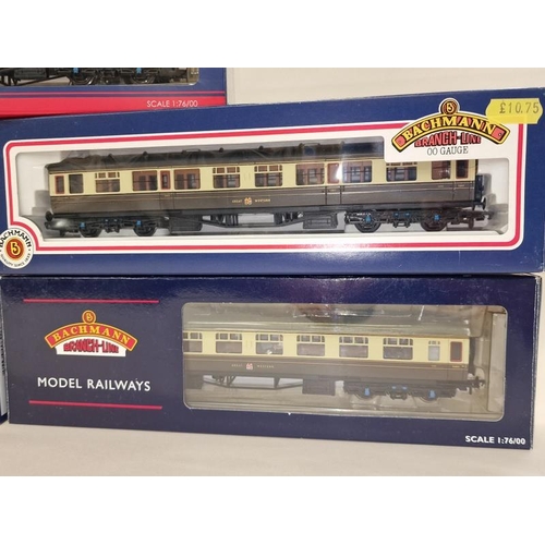 71 - Bachmann OO Gauge group of coaches in excellent condition (6).