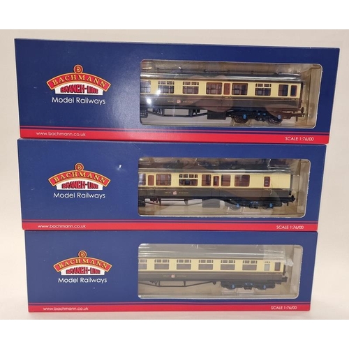 71 - Bachmann OO Gauge group of coaches in excellent condition (6).