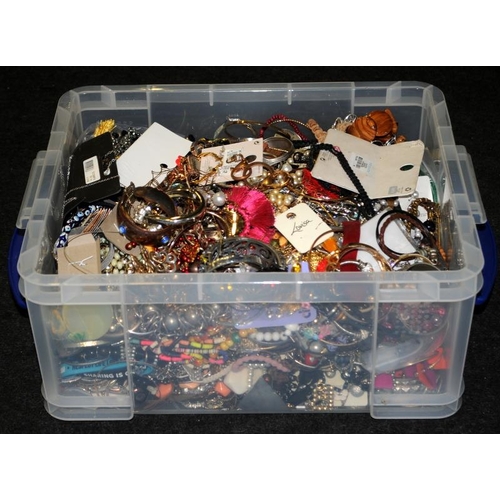 203 - Very large tub of costume jewellery. Ref:W