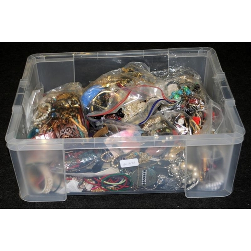 207 - Very large tub of costume jewellery. Ref:W