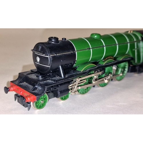 106 - Hornby OO Gauge group of locomotives and Tenders to include LNER 4472 Flying Scotsman and Great West... 