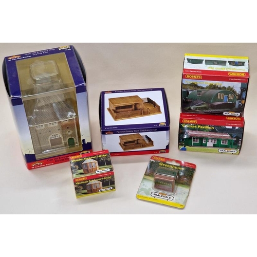 60 - Bachmann and Hornby railway scenery buildings to include Corrugated Nissen Hut, Wooden Summer House ... 