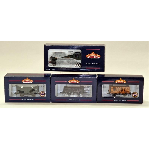 62 - Bachmann 32-206 8750 OO Gauge Great Western boxed locomotive together with a collection of boxed wag... 