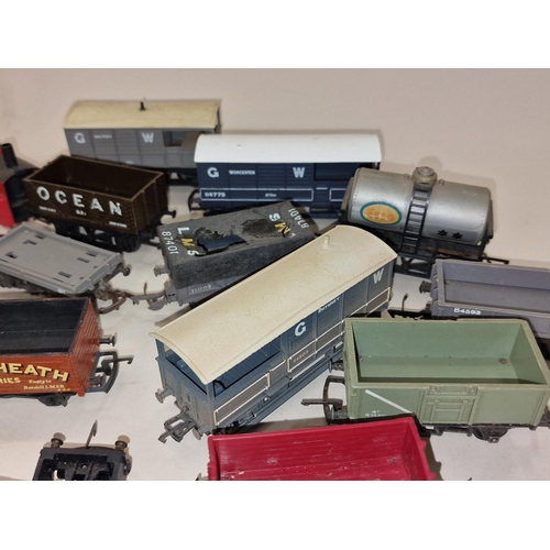 101 - Large collection of unboxed OO Gauge wagons and rolling stock.