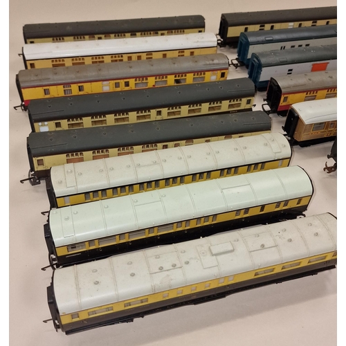 91 - Hornby Inter-City 125 locomotive together with a large group of unboxed OO Gauge coaches to include ... 