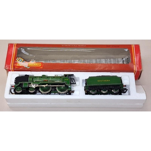 120 - Hornby OO Gauge R380 SR Schools Class V Loco 'Stowe' boxed.