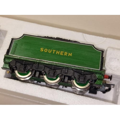 120 - Hornby OO Gauge R380 SR Schools Class V Loco 'Stowe' boxed.