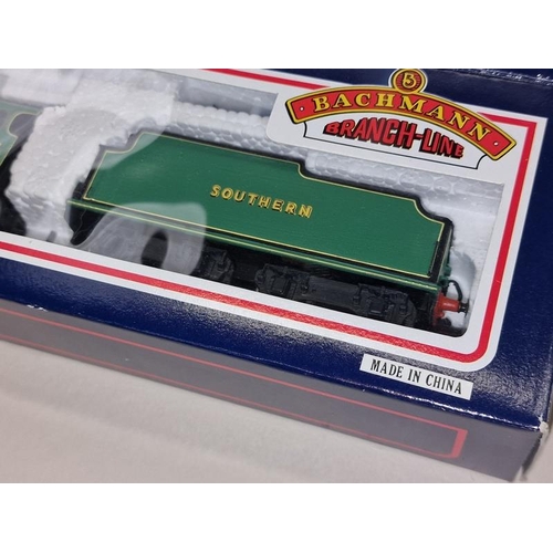 124 - Bachmann OO Gauge Lord Nelson 864 Martin Frobisher Locomotive boxed in excellent condition.