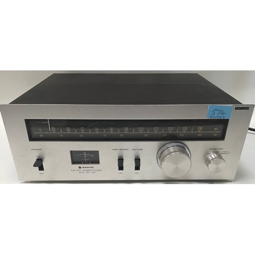 110 - VINTAGE SANYO TUNER. This HI-FI unit is model FMT-1001K. Powers up when plugged in