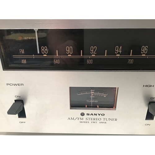 110 - VINTAGE SANYO TUNER. This HI-FI unit is model FMT-1001K. Powers up when plugged in