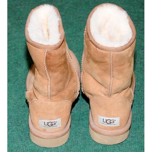 98 - Genuine UGG boots, size UK 5.5. Ref:W