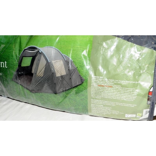 493 - 6 person outdoor tent, 2 bedrooms and a living area, packed in carry holdall. Ref:W