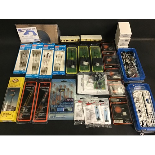 131 - Box of various train accessories to include as new unused kits, sealed lamps, various modelling tool... 