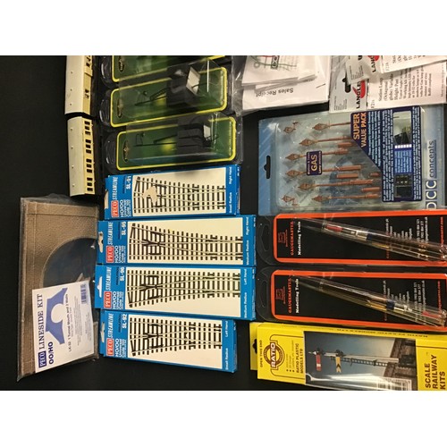 131 - Box of various train accessories to include as new unused kits, sealed lamps, various modelling tool... 